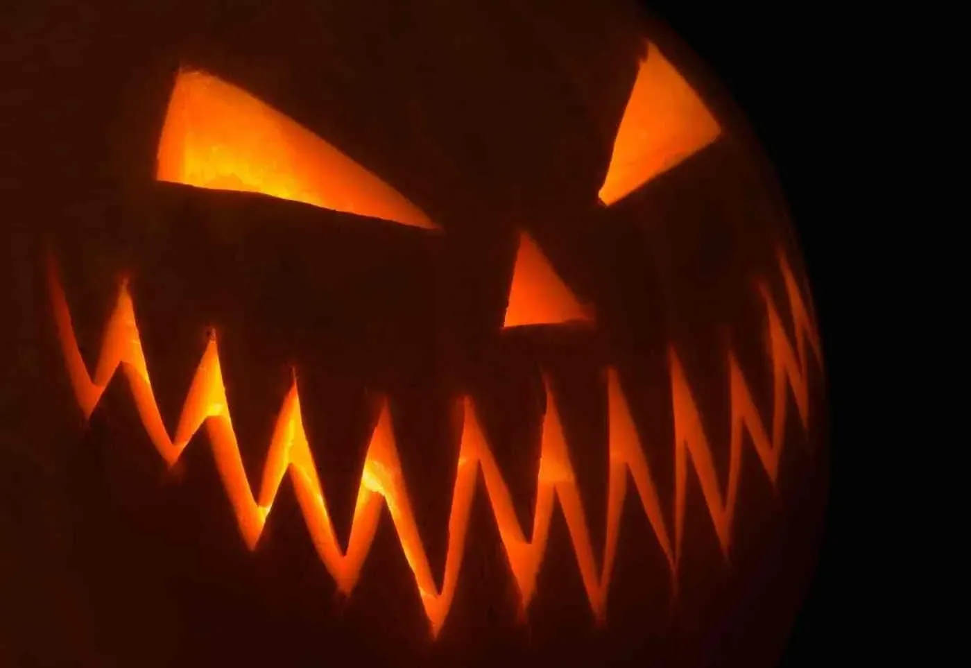 Classic and Creative Pumpkin Carving Scary Face Ideas