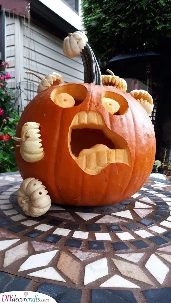Displaying Your Easy but Good Pumpkin Carving Ideas